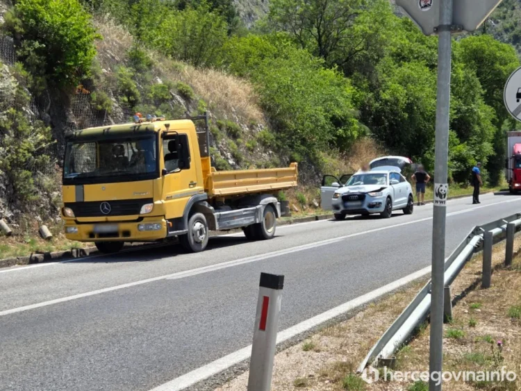 Sudar kamiona i automobila južno od Mostara
