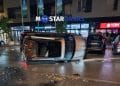 Mostar: Nakon sudara automobil završio na boku i udario u parkirana vozila