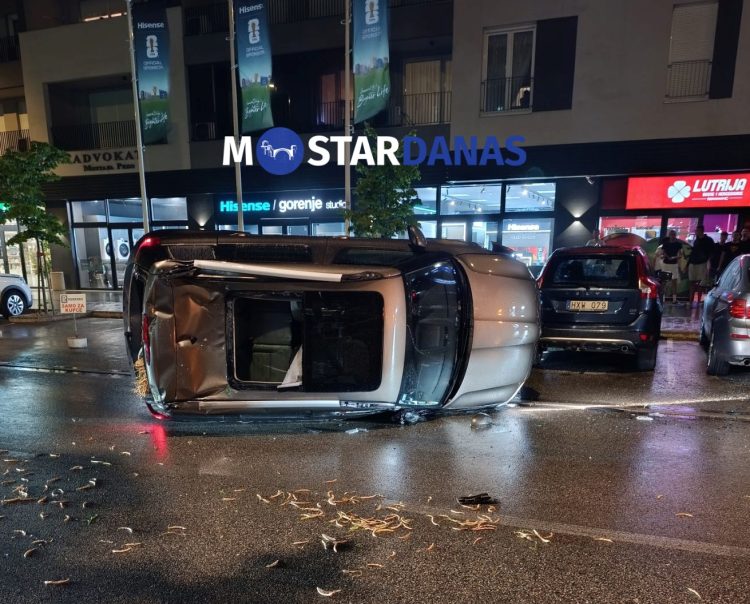 Mostar: Nakon sudara automobil završio na boku i udario u parkirana vozila