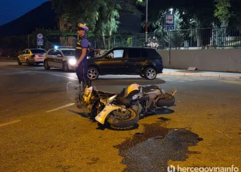 Mostar: Dvije osobe povrijeđene u sudaru motora i golfa