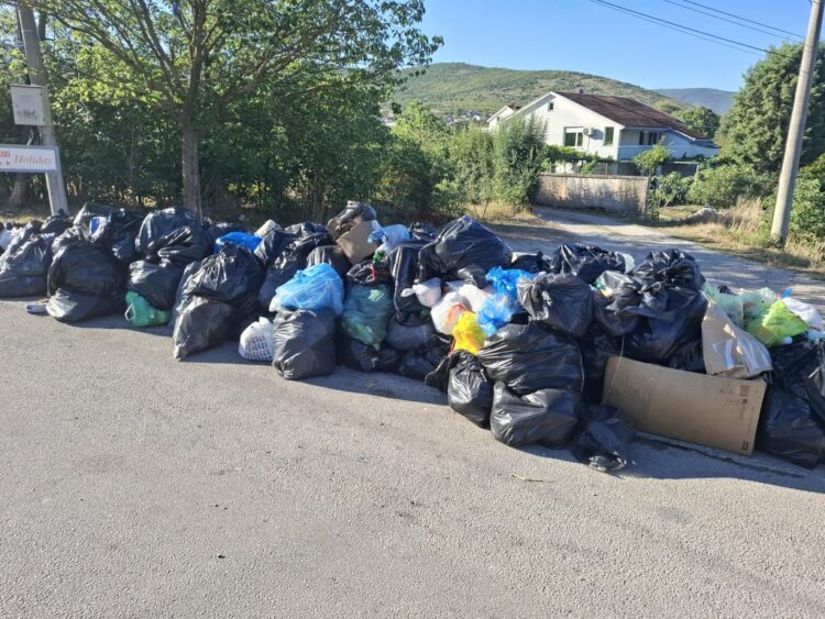 Nakon burne sjednice Gradskog vijeća, stvarnost na terenu: Gomile otpada dočekuju građane i turiste u Blagaju