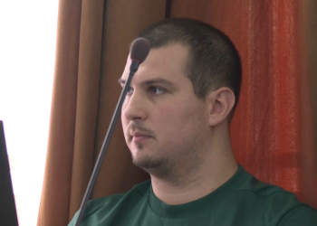 Počelo suđenje Anisu Kalajdžiću: Porodice u sudnici s majicama na kojima je lik ubijene Aldine Jahić