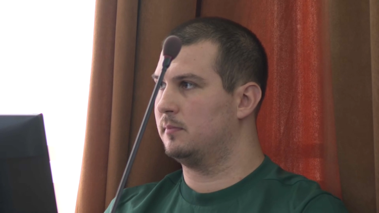 Počelo suđenje Anisu Kalajdžiću: Porodice u sudnici s majicama na kojima je lik ubijene Aldine Jahić