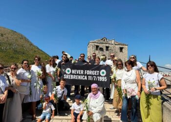 U Mostaru obilježena godišnjica genocida u Srebrenici: Spušteni ljiljani u Neretvu u znak sjećanja na žrtve
