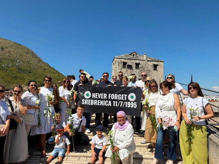 U Mostaru obilježena godišnjica genocida u Srebrenici: Spušteni ljiljani u Neretvu u znak sjećanja na žrtve