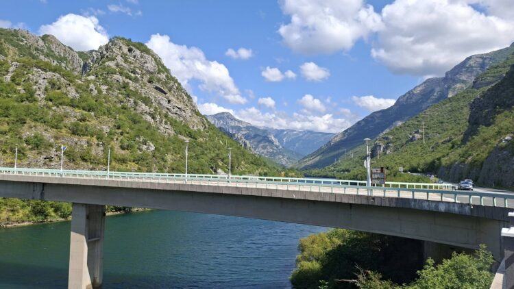 Drežnjaci u koloni stižu u Mostar: Organizovan odlazak na skup podrške otpuštenim radnicima JP Komunalno