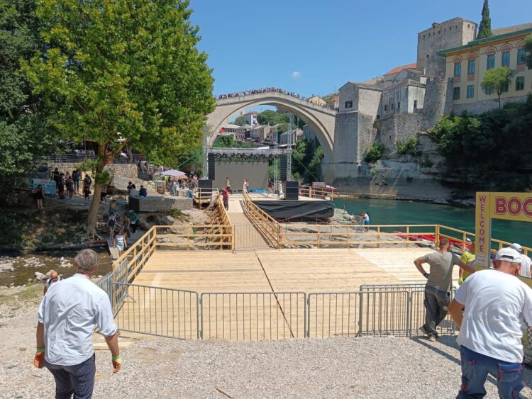 Iz JP Komunalno se pohvalili postavljanjem bine za koncert, ni riječi o 18 otpuštenih radnika i njihovim porodicama