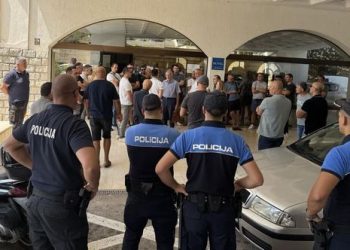 SKANDAL U NEUMU: HDZ-ova vlast i njeni simpatizeri blokirali predstavnicima kompanije Bingo da uđu u svoj hotel!