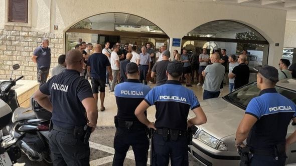 SKANDAL U NEUMU: HDZ-ova vlast i njeni simpatizeri blokirali predstavnicima kompanije Bingo da uđu u svoj hotel!