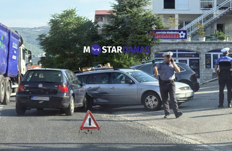 Sudar tri vozila na magistralnoj cesti M-17 u Mostaru, saobraćaj otežan