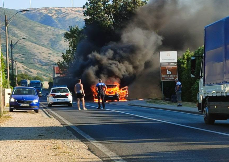 Zbog požara na automobilu obustavljen saobraćaj na M-17 u Potocima, formirane duge kolone