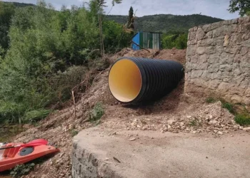 Cijevi velikog promjera u koritu rijeke Bunice izazvale zabrinutost mještana, od institucija zatraženi hitni odgovori