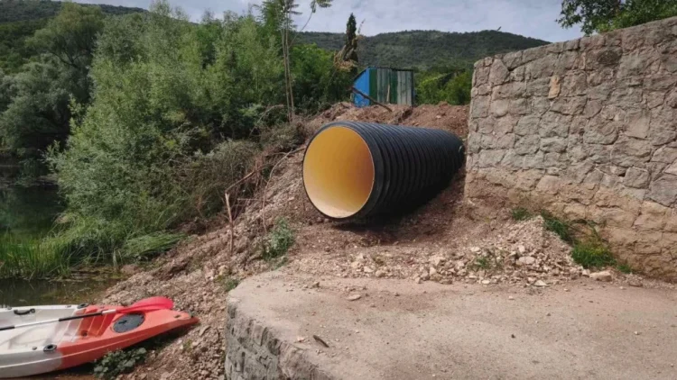 Cijevi velikog promjera u koritu rijeke Bunice izazvale zabrinutost mještana, od institucija zatraženi hitni odgovori