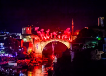 “Hvala Mostar”: Spektakularni dron show u znaku Red Bull Cliff Divinga