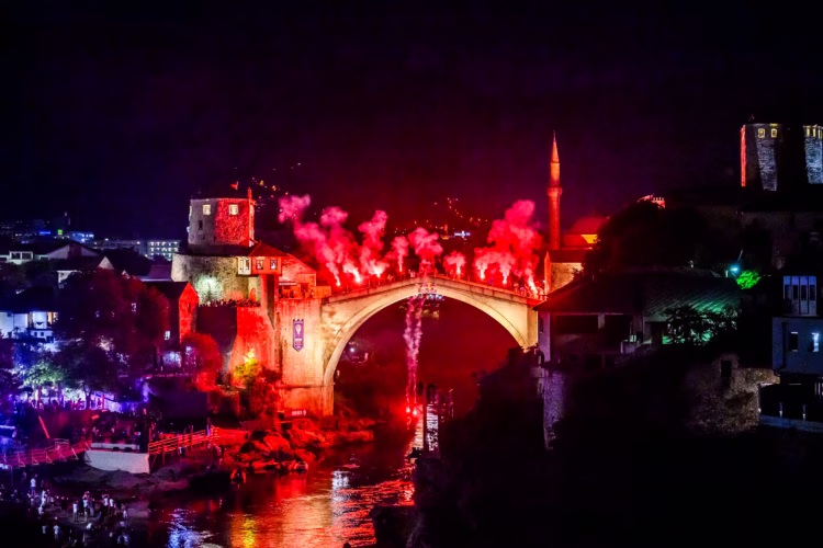 “Hvala Mostar”: Spektakularni dron show u znaku Red Bull Cliff Divinga