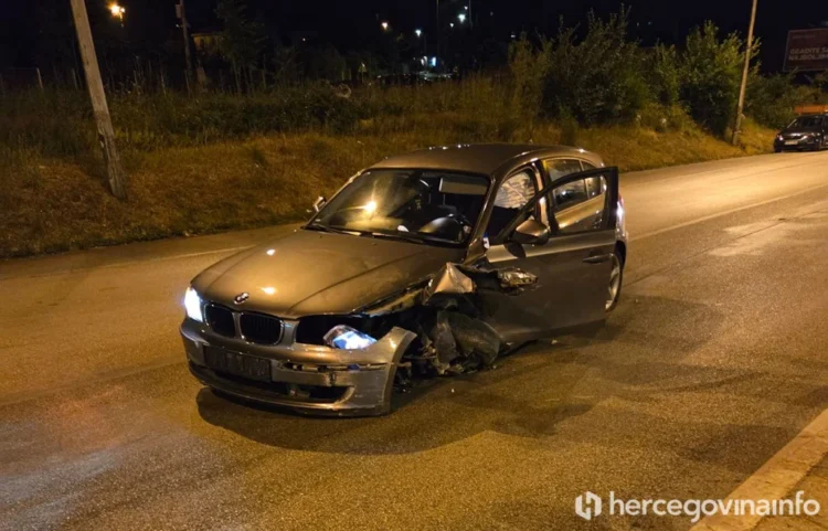 U sudaru pet auta u Mostaru povrijeđena jedna osoba, dok je jedna privedena