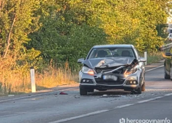 Pet odraslih i troje maloljetnika povrijeđeno u saobraćajnoj nesreći u Mostaru