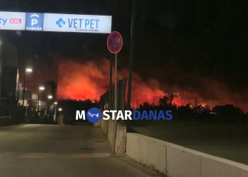 Veliki požar u Bišću Polju: Vatrogasci tokom noći stavili vatru pod kontrolu