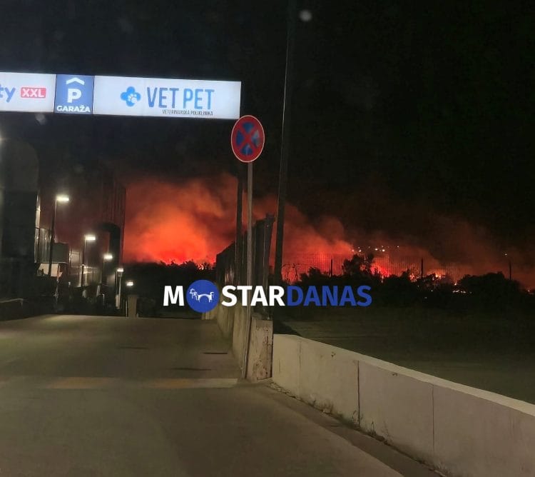 Veliki požar u Bišću Polju: Vatrogasci tokom noći stavili vatru pod kontrolu