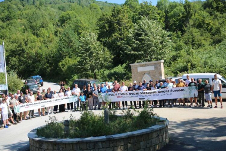 “Ovdje živimo, ovdje ostajemo – izvore čuvamo!”: Mještani Kruščice kod Konjica već mjesec dana blokiraju probijanje šumskog puta