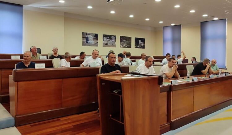 Nakon sastanka u Gradskoj vijećnici traži se pravno rješenje: Otvorena mogućnost povratka 22 radnika JP Komunalno