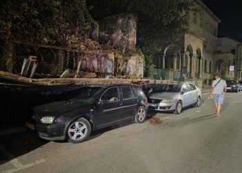 Obrušio se dio Alajbegovića kuće u Mostaru: Tri auta ostala zatrpana