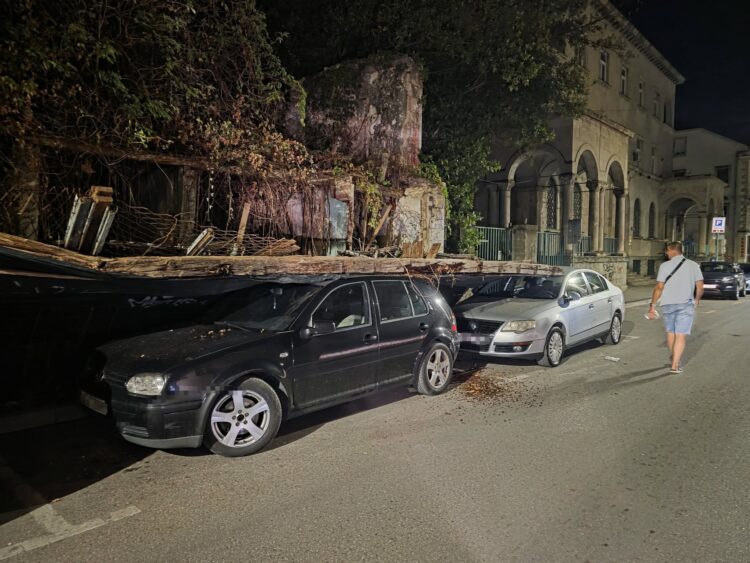 Obrušio se dio Alajbegovića kuće u Mostaru: Tri auta ostala zatrpana
