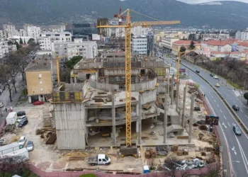 Kako izgraditi kazalište i pritom izbjeći dosadna pitanja o dozvolama?