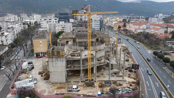 Kako izgraditi kazalište i pritom izbjeći dosadna pitanja o dozvolama?