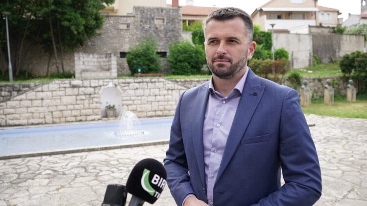 SBiH: Budžetski apsurd i skandal u režiji gradonačelnika Kordića, otpremnine i savjetničke pozicije kao igra novcem građana Mostara