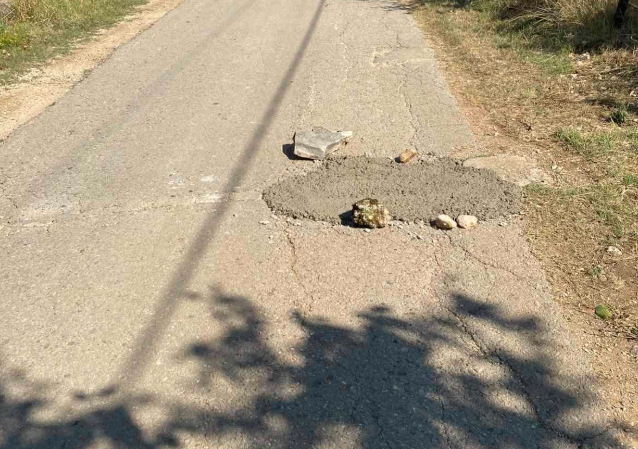 Mještani Malog Polja sami saniraju udarne rupe dok se JP Komunalno hvali asfaltiranjem u Ulici nadbiskupa Čule