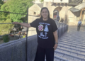 Na Starom mostu pozirala s porukom „Herceg-Bosno srce ponosno“ i ustaškim pozdravom „Za dom spremni“