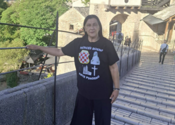 Na Starom mostu pozirala s porukom „Herceg-Bosno srce ponosno“ i ustaškim pozdravom „Za dom spremni“