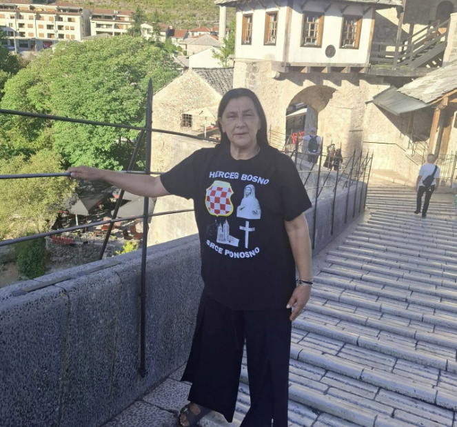 Na Starom mostu pozirala s porukom „Herceg-Bosno srce ponosno“ i ustaškim pozdravom „Za dom spremni“