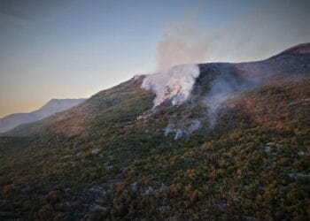 Požar na Čabulji pod kontrolom: Helikopter OS BiH i kiša pomažu u gašenju