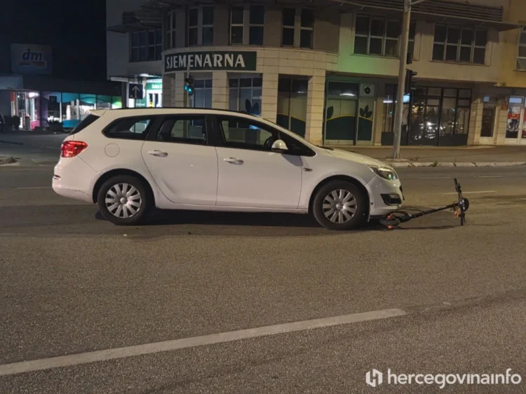 Vozač električnog romobila povrijeđen nakon sudara u Mostaru
