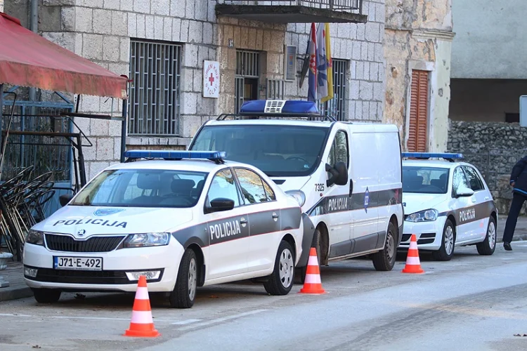 Hercegovina: Fizički napali policajce, psovali im “balijsku i četničku majku”, Tužilaštvo nije zatražilo pritvor