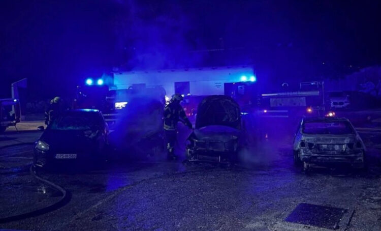 Zbog paljevine sedam automobila na Konaku osuđen na godinu dana