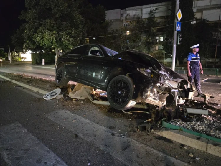 Teška saobraćajna nesreća u Mostaru: BMW-om srušio semafor i dva rasvjetna stupa