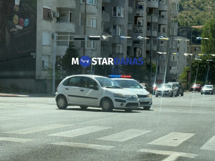Sudar policijskog i putničkog vozila u Mostaru, saobraćaj se odvija bez većih zastoja