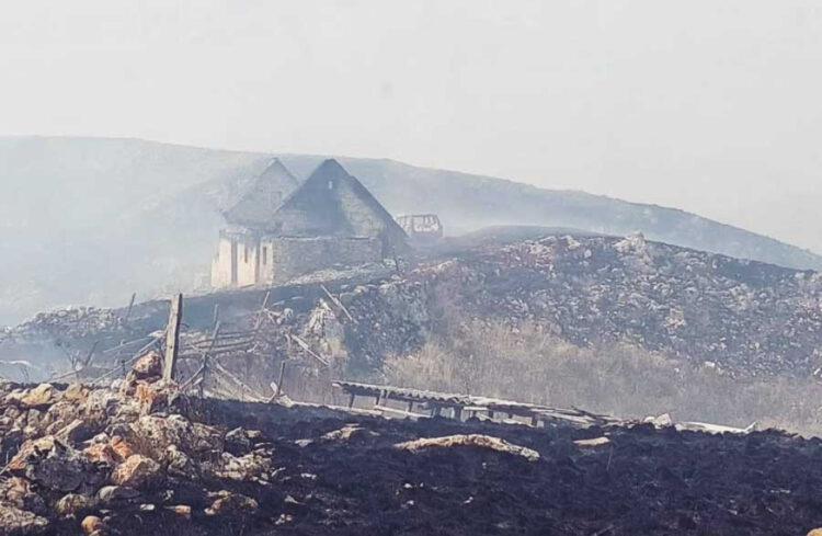 Hercegovina: U velikom požaru izgorjele četiri kuće, u gašenje uključeni helikopter OS BiH i Air Tractori