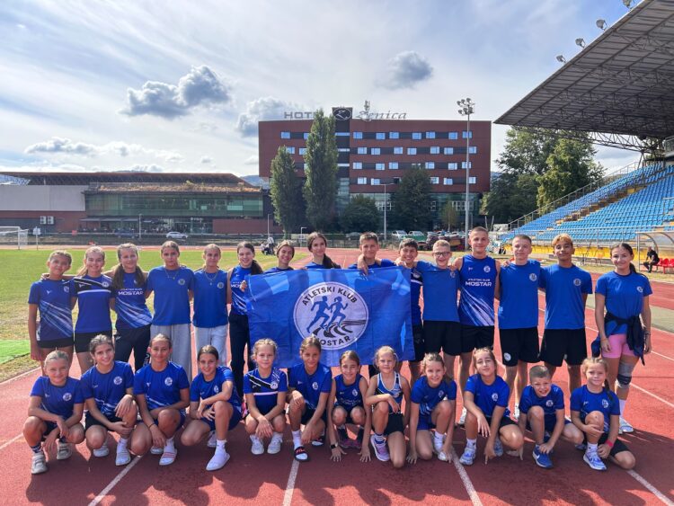 Mladi atletičari AK Mostar briljirali u Zenici: Osvojili brojne medalje i ostvarili vrijedne lične rekorde
