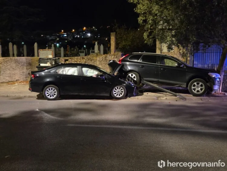 Nesreća usred noći u Mostaru: Vozačica udarila u parkirani automobil