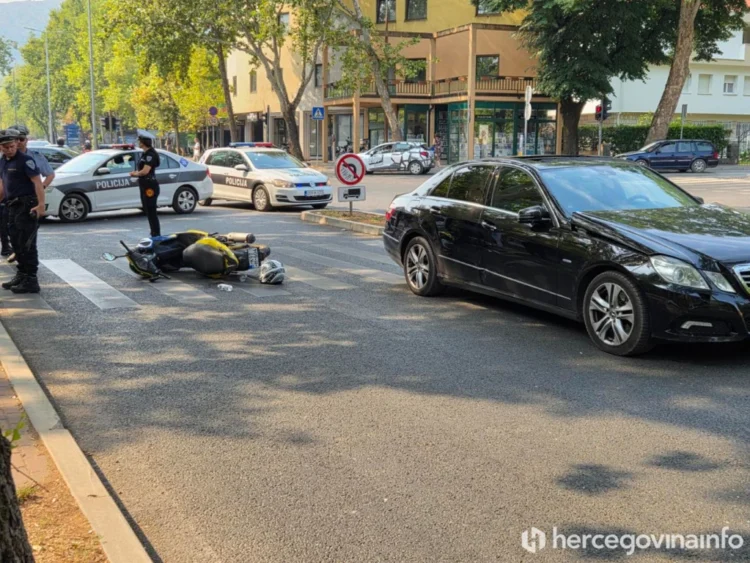 Saobraćajna nesreća u Mostaru: Sudarili se Mercedes i motocikl, vozač motocikla prevezen u SKB Mostar