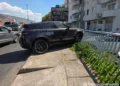 Range Roverom u Mostaru probio zaštitnu ogradu i oštetio parkirani automobil