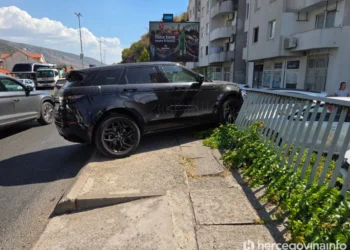 Range Roverom u Mostaru probio zaštitnu ogradu i oštetio parkirani automobil