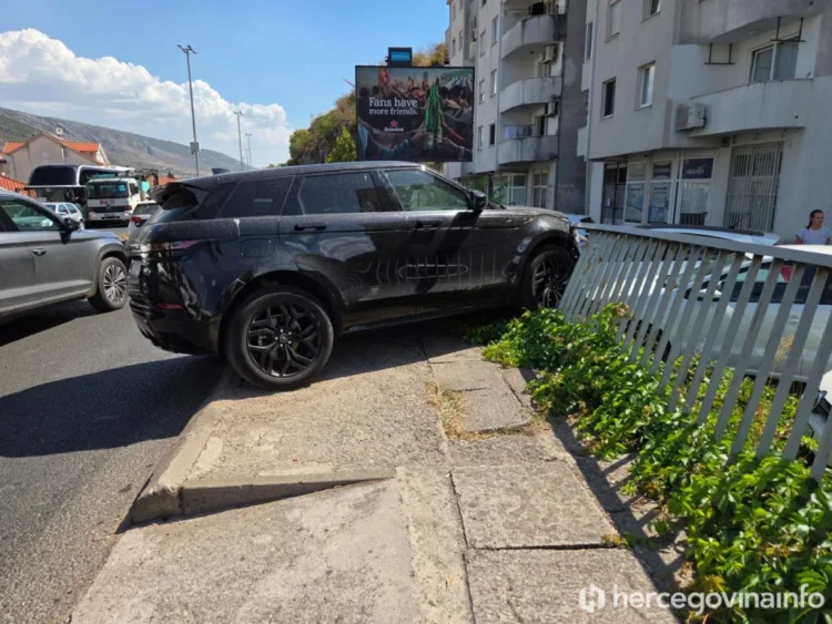 Range Roverom u Mostaru probio zaštitnu ogradu i oštetio parkirani automobil